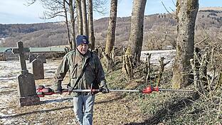 Klaus Schuhmann unterwegs mit der elektrischen Heckenschere.       -  Klaus Schuhmann unterwegs mit der elektrischen Heckenschere.