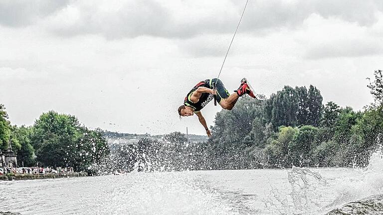 Kopfüber über das Wasser flog dieser Teilnehmer, gezogen von einem PS-starken Motorboot, beim Sternla Wake Race.