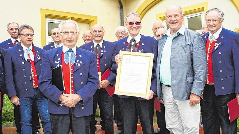 Ehre für 175 Jahre Liederkranz Prichsenstadt. Überreicht wurde die Urkunde von Paul Kolb, Vorsitzender des Sängerkreises Schweinfurt (Zweiter von rechts). Ehre für 175 Jahre Liederkranz Prichsenstadt. Überreicht wurde die Urkunde von Paul Kolb, Vorsitzender des Sängerkreises Schweinfurt (Zweiter von rechts).