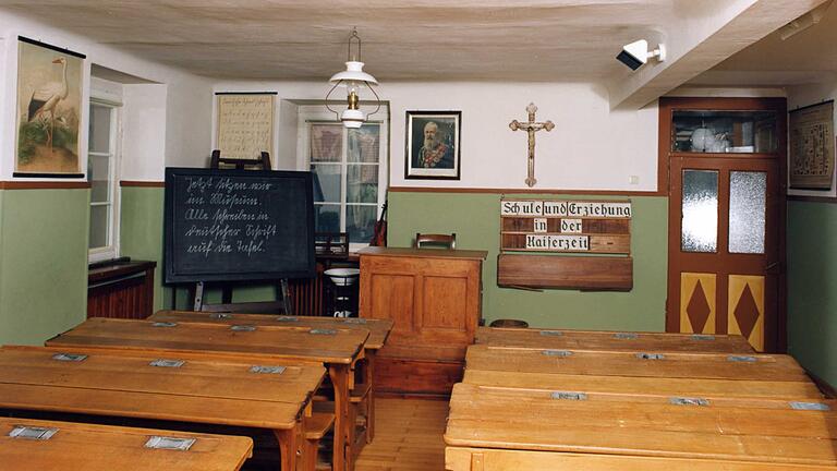 Ein Klassenzimmer im Lohrer Schulmuseum um 1910.