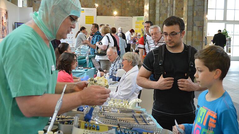 So unbefangen zusammenstehen wie bei den Gesundheitstagen vergangener Tage (unser Bild) werden die Besucher heuer in der Wandelhalle nicht.