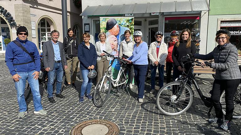 Stellvertretende Landrätin Eva Böhm (5.&nbsp; von links) freute sich gemeinsam mit dem Organisationsteam, den Teilnehmenden und dem 3. Bürgermeister der Stadt Bad Neustadt, Karl Breitenbücher (2. von links) über den erfolgreichen Start des Aktionsmonats 'Gesund älter werden' im Landkreis Rhön-Grabfeld