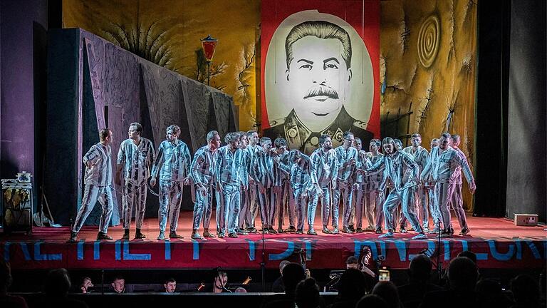 Szenenbild aus der 'Fidelio'-Produktion des&nbsp;Modern Music Theatre Kiev. Regisseur Andrey Maslakov verlegt die Handlung in die Zeit der Stalin-Diktatur.