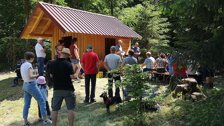 Mit einem kleinen Fest wurde die Schützhütte eingeweiht, die Bürgern ehrenamtlich errichtet haben.