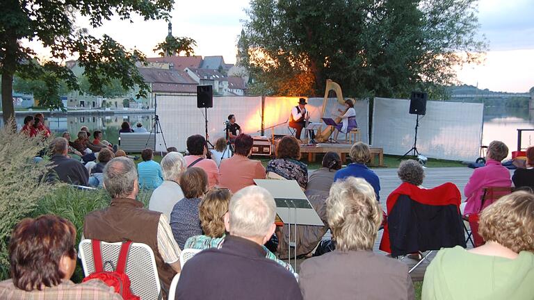 Könnte die Kitzinger Mondseeinsel im Main wie zu Zeiten der Kleinen Landesgartenschau wieder eine Veranstaltungsstätte werden? Das Archivbild zeigt ein Konzert mit 350 Zuhörerinnen und Zuhörern im Sommer 2011.