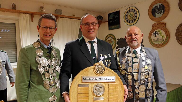 Schweinfurts Oberbürgermeister Sebastian Remelé (links) mit Klaus-Dieter Weigand (Mitte), dem Silvesterkönig 2023, und dem neuen BSG-Silvesterkönig Günther Hein (rechts).