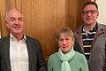 Für 30 Jahre CSU-Mitgliedschaft wurde der Erste Vorsitzende des Retzstadter Ortsverbandes, Karl Gerhard (links), von seinem Stellvertreter Jürgen Winkler ausgezeichnet. Ebenfalls für 30 Jahre-Parteimitgliedschaft wurde&nbsp;Gerdi Hessdörfer, die ebenso lange bereits Schriftführerin des Ortsverbandes ist.&nbsp;