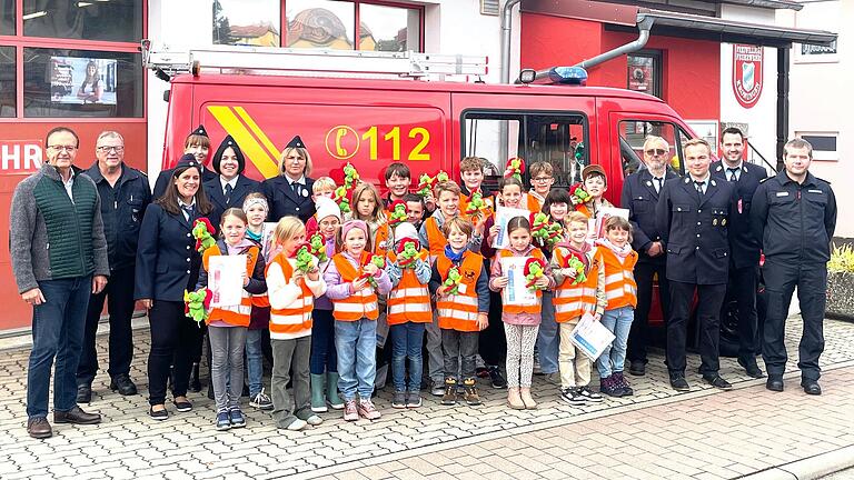 Auf dem Foto von links hinten: Bgm. Ludwig Nätscher, KBR Holger Strunk, Lena Pun, Nicole Karg, Vanessa Frosch, Leo Fischer, Paul Karg, Raphael Blam, Lenni Koose, Levin Herterich, 1. Vorst. Manfred Karg, 2. Kdt. Christopher Swora, Melissa Bott, Josefine Möller, Karla Meth, Josie Koose, Julius Frosch, Riley James, Alina Hacker, Sophie Hofmann, 1. Kdt. Michael Pun, KBM Matthias Steinmüller, Lena Beitler, Hanna Koose, Nele Herterich, Thilo Meth, Maxi Möller, Julia Beitler, Caden James und Eva-Maria Hofmann.