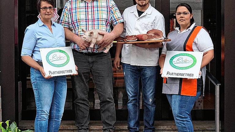 Zu Partnerbetrieben der Dachmarke Rhön gehören mittlerweile die Metzgerei Haaf, Inhaber Johannes Dietz und der Landwirtschaftsbetrieb Markus Groenen. Im Bild von links Petra Groenen, Markus Groenen, Johannes Dietz und Jasmin Dietz.