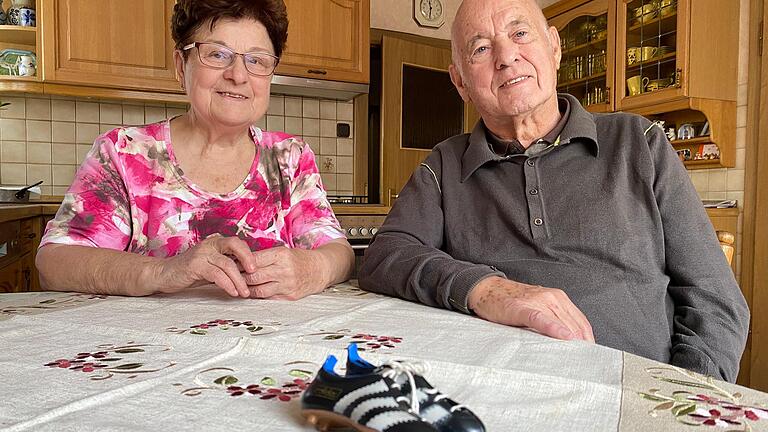 Christa und Eugen Feser aus Wernfeld mit einem paar Miniatur-Adidas-Schuhen, geschenkt und signiert von Uwe Seeler.