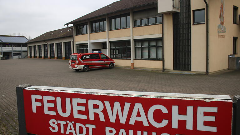 An der Lohrer Feuerwache wurden im vergangenen Jahr gravierende Schäden an der Bausubstanz festgestellt. Der Stadtrat wird womöglich noch in diesem Jahr entscheiden, ob es eine Sanierung oder gar einen Neubau geben soll. An der Lohrer Feuerwache wurden im vergangenen Jahr gravierende Schäden an der Bausubstanz festgestellt. Der Stadtrat wird womöglich noch in diesem Jahr entscheiden, ob es eine Sanierung oder gar einen Neubau geben soll.