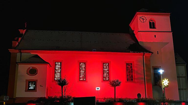 Zum weltweiten Gedenktag für verfolgte Christen 'Red Wednesday' wurde die Stadtlauringer Kirche St. Johannes in rotem Licht angestrahlt, um auf das Schicksal diskriminierter Christen aufmerksam zu machen.