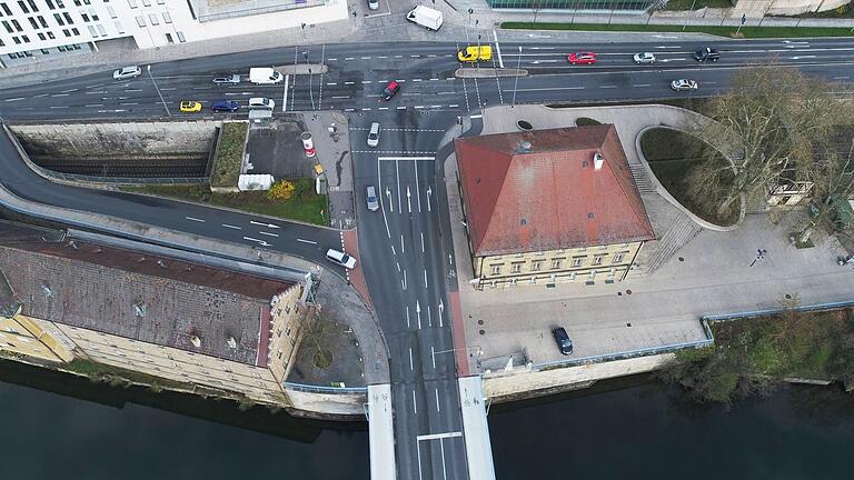 Luftbild der Maxbrücke und der Harmonie-Kreuzung in Schweinfurt. Auch das Bahn-Tunnelfeld ist gut zu erkennen und die Schwierigkeiten, die eine Sanierung mit sich bringt.