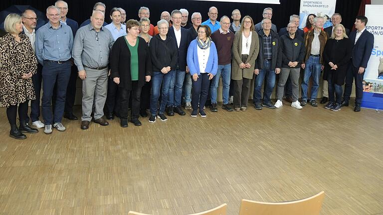 Das Foto zeigt die geehrten Sportfunktionäre, die zwischen 25 und 39 Jahre ihr Ehrenamt im Sportverein ausüben.