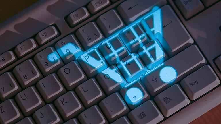 Online-Handel       -  Das Symbol eines Einkaufskorbs leuchtet auf einer Computertastatur (gestelltes Foto). Die Digitalisierung verändert die Berufswelt: Ab August wird es daher mit dem Kaufmann im E-Commerce bundesweit einen neuen Ausbildungsberuf geben. In Mainfranken stehen einige Firmen schon in den Startlöchern.