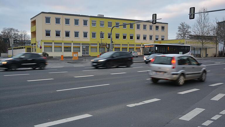 Das BRK wird an der Meininger Straße eine neue Rettungswache bauen und hierbei vorhandene Gebäude sanieren. Die zusätzliche Verkehrsbelastung entlang der Meininger Straße soll nach Angaben der Stadt überschaubar bleiben.