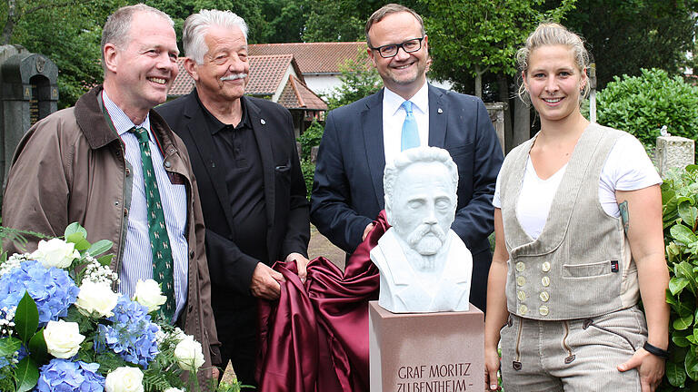 Bei der Enthüllung der Büste vom Stiftungsgrüner (v. l.): Ururenkel Christian Graf zu Bentheim-Tecklenburg, Leiter des Blindeninstituts Würzburg Hubert Hertlein, Vorstand der Blindeninstitutsstiftung Dr. Marco Bambach und Stein-metzmeister-Schülerin Stephanie Roth.