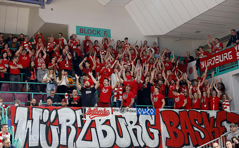 Die mitgereisten Fans feierten in der Oberfrankenhalle den Sieg der Würzburg Baskets.