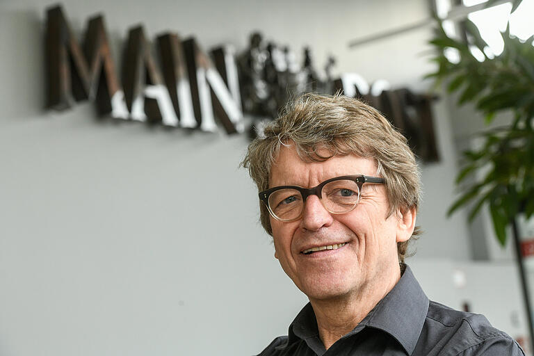 Frank-Markus Barwasser hat die digitale Revolution für sich gut genutzt: 'Zuvor hatte ich immer viel Zeit in der Staatsbibliothek in München verbracht und mir ein umfangreiches Zeitungsarchiv in tonnenschweren Schubkästen angelegt.' Frank-Markus Barwasser hat die digitale Revolution für sich gut genutzt: 'Zuvor hatte ich immer viel Zeit in der Staatsbibliothek in München verbracht und mir ein umfangreiches Zeitungsarchiv in tonnenschweren Schubkästen angelegt.'