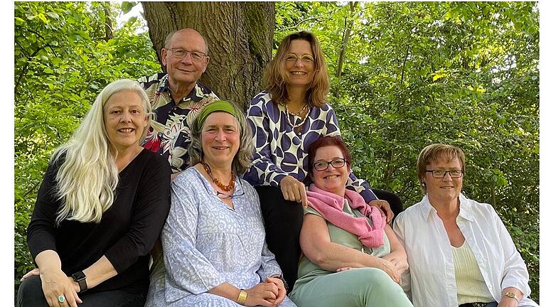 Auf dem Foto oben von links: Reinhard Hönninger, Dr. Annette Roggatz; unten: Andrea S. Gertz, Eva Warmuth, Sabine Häfner, Erika Granzow. Auf dem Foto oben von links: Reinhard Hönninger, Dr. Annette Roggatz; unten: Andrea S. Gertz, Eva Warmuth, Sabine Häfner, Erika Granzow.
