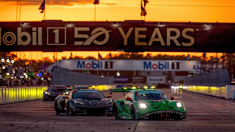 Laurin Heinrich ist im Dinosaurier-Porsche 'Rexy' von AO Racing auf dem Sebring International Raceway in Florida, USA, unterwegs. Beim Zwölf-Stunden-Rennen belegte er mit seinem Teamkollegen Sebastian Priaulx und Michael Christensen den dritten Platz. Laurin Heinrich ist im Dinosaurier-Porsche 'Rexy' von AO Racing auf dem Sebring International Raceway in Florida, USA, unterwegs. Beim Zwölf-Stunden-Rennen belegte er mit seinem Teamkollegen Sebastian Priaulx und Michael Christensen den dritten Platz.