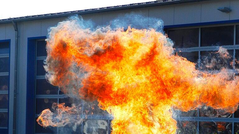 Bei der Bürgerübung konnten die Teilnehmer sehen, wie gefährlich Fettbrand- oder Spraydosenexplosionen sein können.