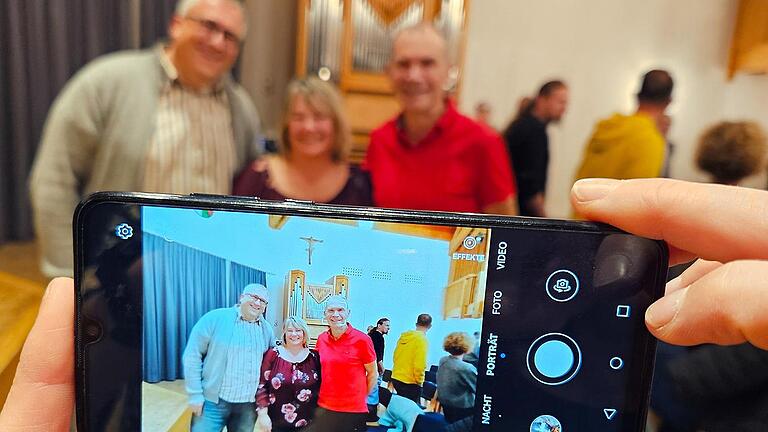 Das Ehepaar Sylvia und Marco Hornung mit Fredi Breunig beim Ehrenamtsabend des Landkreises Bad Kissingen.       -  Das Ehepaar Sylvia und Marco Hornung mit Fredi Breunig beim Ehrenamtsabend des Landkreises Bad Kissingen.