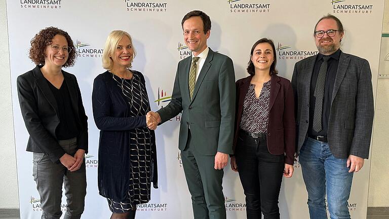 Vertrauensvoller, zwischenbehördlicher Austausch im Landratsamt mit (von links) Sonja Weidinger (Abteilungsleiterin Öffentliche Sicherheit und Ordnung), Regierungspräsidentin Susanne Weizendörfer, Landrat Florian Töpper, Zoe Beckmann (Abteilungsleiterin Soziales und Gesundheit) und Christian Frank (Abteilungsleiter Zentrales).