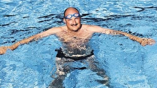 Dreht regelmäßig seine Runden im Gemündener Freibad: Der SPD-Bundestagskandidat ist ein echter Langstreckenschwimmer.