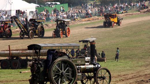 Great Dorset Steam Fair       -  Alle möglichen Dampfmaschinen sind beim 44. Great Dorset Steam Fair vorgefahren.