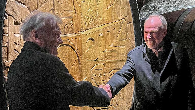 Hermann Gerlinger (links) und der Oberpflegamtsdirektor der Stiftung Juliusspital, Walter Herberth (rechts), bei der feierlichen Enthüllung und Übergabe des Fassbodens im Juliusspital-Holzfasskeller.