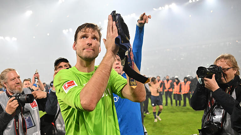 Fortuna Düsseldorf - VfL Bochum.jpeg       -  Ex-FCA-Torhüter Andreas Luthe hielt im Elfmeterschießen einen Elfmeter und sichert damit dem VfL Bochum den Klassenerhalt.