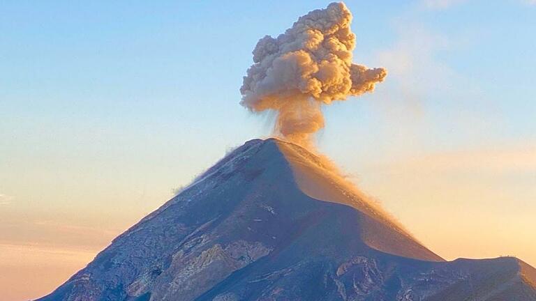 Ein abenteuerliches Naturschauspiel – besonders aus nächster Nähe: Der Vulkan Fuego in Guatemala bei einem Ausbruch. Ein abenteuerliches Naturschauspiel – besonders aus nächster Nähe: Der Vulkan Fuego in Guatemala bei einem Ausbruch.