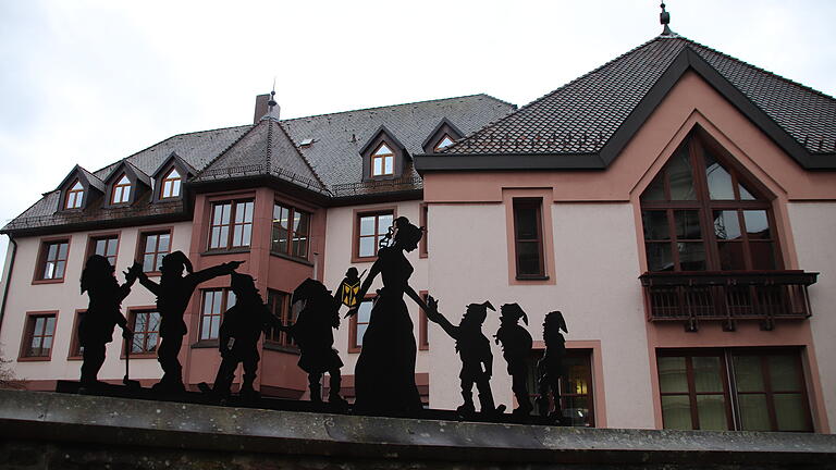 Das neue Rathaus im Lohr vom Schlossgraben aus fotografiert.