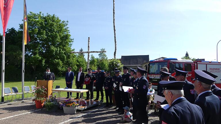 Verdiente Feuerwehrmänner werden mit den staatlichen Ehrungen durch Landrat Florian Töpper und Kreisbrandrat Holger Strunk ausgezeichnet.