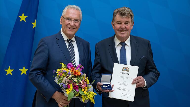 Harald Schneider (rechts) bekam von Bayerns Innenminister Joachim Herrmann die Bayerische Staatsmedaille 'Stern der Sicherheit'.