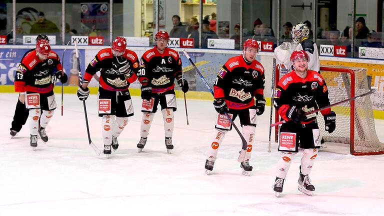 Der stark aufspielende Michael Stach (rechts) freut sich nach seinem Treffer zur zwischenzeitlichen 3:0-Führung. Ihm folgen (weiter) Jan Trübenekr, Alexander Stahl, Daniel Hora und Jakub Sramek. Der stark aufspielende Michael Stach (rechts) freut sich nach seinem Treffer zur zwischenzeitlichen 3:0-Führung. Ihm folgen (weiter) Jan Trübenekr, Alexander Stahl, Daniel Hora und Jakub Sramek.