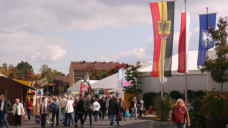 Jahrzehntelang war die Ufra ein Besuchermagnet. Um die 70.000 Besucherinnen und Besucher informierten sich alle zwei Jahre an den Ausstellerständen in den markanten weißen Messehallen.&nbsp;