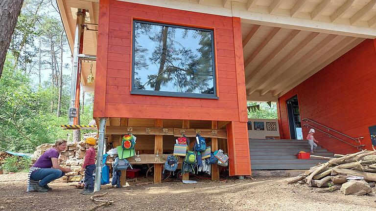 Die Schutzhütte des Waldkindergartens Marktheidenfeld am Rombergweg bietet vor allem im Winter und bei Regenwetter Unterschlupf. Im September wird eine zweite Gruppe eröffnet, um den Bedarf an fehlenden Betreuungsplätzen in Marktheidenfeld zu verringern.