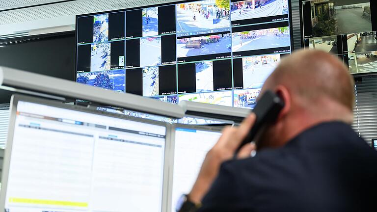 Im Überwachungsraum der Polizeiinspektion Würzburg sehen Polizeibeamte die Bilder der neuinstallierten Videokameras von Hauptbahnhof und Barbarossaplatz in Echtzeit. Drei Wochen kann das Material gespeichert werden; dann wird es gelöscht.&nbsp;