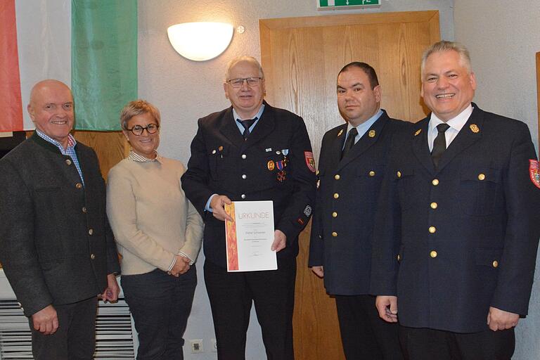 Mit dem Ehrenzeichen des Deutschen Feuerwehrverbandes wurde bei der Dienstversammlung der Kommandanten in Sulzdorf Dieter Schneider von der Feuerwehr Schwanhausen ausgezeichnet. Unser Bild zeigt ihn mit Landrat Thomas Habermann, Bürgermeisterin Angelika Götz, Kreisbrandinspektor Michael Weber und Kreisbrandrat Stefan Schmöger.