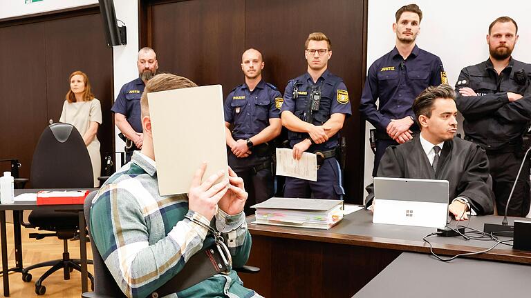 Ein Foto aus dem Landgericht Nürnberg von diesem Juni: Der an Händen und Füßen gefesselte angeklagte Sohn zu Beginn des Prozesses um Abrechnungsbetrug bei einem ambulanten Würzburger Pflegedienst. Inzwischen ist er aus der Untersuchungshaft entlassen worden. Ein Foto aus dem Landgericht Nürnberg von diesem Juni: Der an Händen und Füßen gefesselte angeklagte Sohn zu Beginn des Prozesses um Abrechnungsbetrug bei einem ambulanten Würzburger Pflegedienst. Inzwischen ist er aus der Untersuchungshaft entlassen worden. 