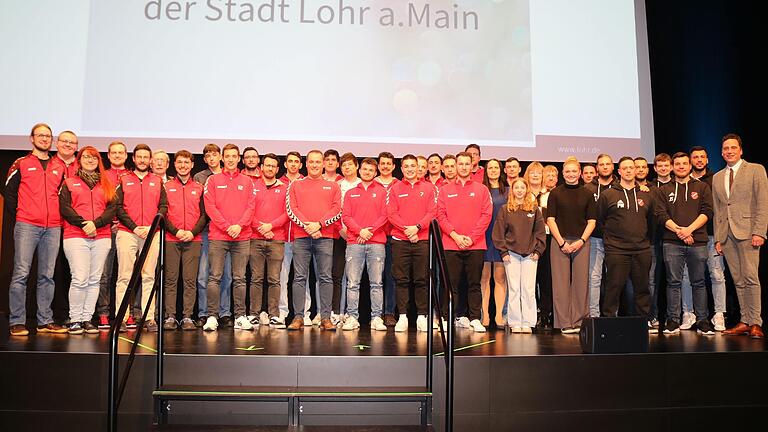 Bürgermeister Mario Paul (rechts) zeichnete bei der Sportlerehrung die Mannschaften sowie Einzelsportlerinnen und -sportler des Jahres 2023 aus.