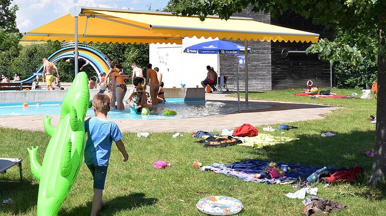 Immer wieder investiert die Gemeinde Werneck in ihr Freibad in Schraudenbach, in diesem Jahr in eine Sonnenmarkise über dem Kleinkindbecken.