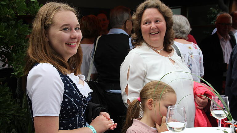 in tolles Weinfest mit viel guter Musik und idealem Wetter erlebten bisher die Gerolzhöfer und ihre Gäste. Das Fest geht an diesem Montag zu Ende.