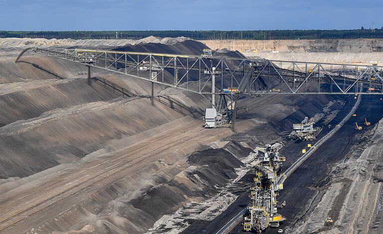 Blick vom Aussichtspunkt auf die gigantische Förderbrücke F60 im Braunkohletagebau Jänschwalde der Lausitz Energie Bergbau AG (LEAG) im brandenburgischen Grießen. Das Bundesverfassungsgericht hat in seinem jüngsten Urteil zum Klimaschutz der Bundesregierung Nachbesserungen verordnet.