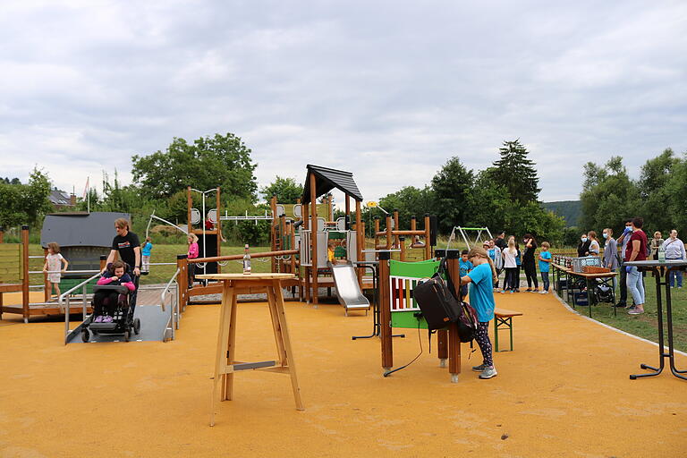 Bereits vor der offiziellen Eröffnung wird der Inklusionsspielplatz von den Kindern sofort ausprobiert. Bereits vor der offiziellen Eröffnung wird der Inklusionsspielplatz von den Kindern sofort ausprobiert.