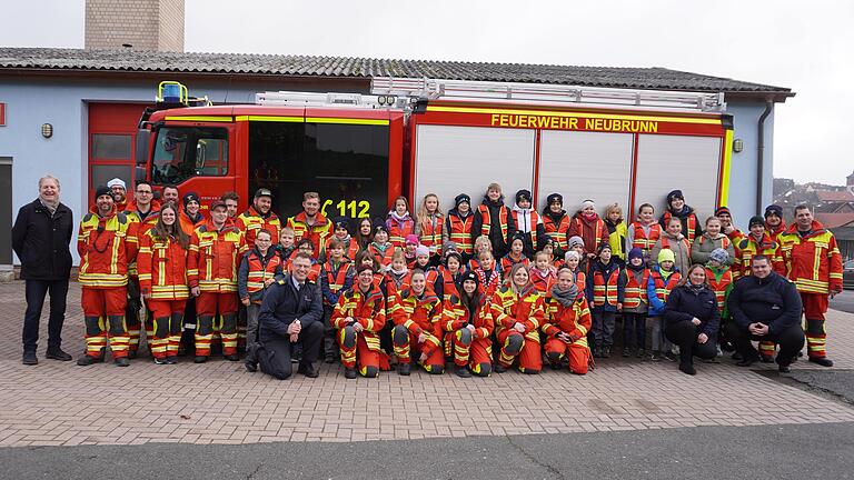 48 Kinder im Alter von sechs bis elf Jahren legten in Neubrunn ihre erste Feuerwehrprüfung ab. Kreisbrandrat Michael Reitzenstein nahm zusammen mit Kreisbrandmeister Holger Pfeuffer und Kreisjugendwart Dominik Olbrich die Prüfung ab.