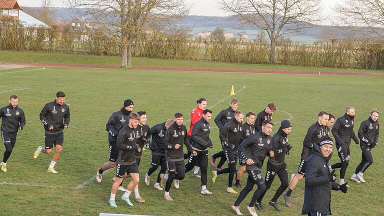 Mit dem Gros der Mannschaft übte der neue Co-Trainer Julian Grell (vorne) am Montag bei der ersten Trainingseinheit des TSV Aubstadt nach dem Trainerwechsel. Mit dem Gros der Mannschaft übte der neue Co-Trainer Julian Grell (vorne) am Montag bei der ersten Trainingseinheit des TSV Aubstadt nach dem Trainerwechsel.