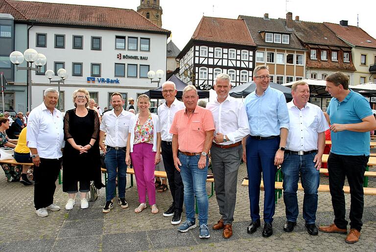 Ihre Solidarität mit der Ukraine bekundeten am Unabhängigkeitstag (von links) Organisator Egon Pfister, Geschäftsführerin der Kreiscaritas Angelika Ochs, Stadtrat Frank Helmerich, Integrationslotsin Jessica Wolf, stellvertretender Landrat Bruno Altrichter, stellvertretender Bürgermeister Peter Kuhn, Steffen Vogel, MdL, als Vertreter der Sponsoren (VR-Bank und Sparkasse) Vorstandsvorsitzender Markus Merz, Kurdirektor Werner Angermüller und CSU-Kreisvorsitzender Christof Herbert.